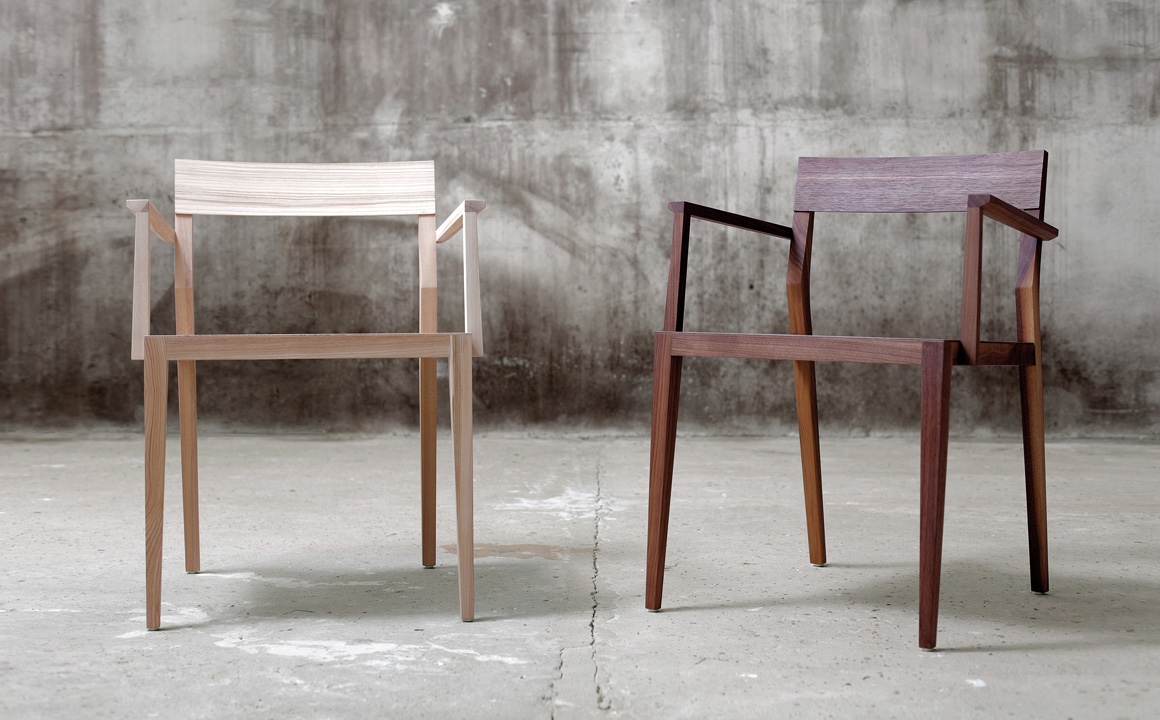 CPH_90_Desk_L130xW65_off_white_lino_top_soaped_oak_base_Apex_Table_Lamp_iron_black_AAC_50_raisin_2.0_shell_alu_base