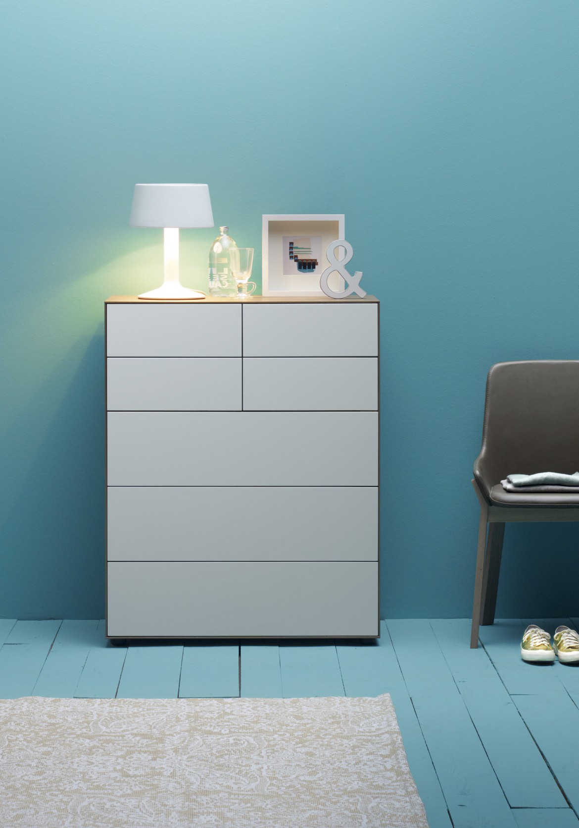 CPH_90_Desk_L130xW65_off_white_lino_top_soaped_oak_base_Apex_Table_Lamp_iron_black_AAC_50_raisin_2.0_shell_alu_base