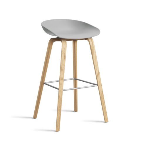 Hay_barhocker_AAS 32 H75 concrete grey 2.0 shell_wb laquered oak base_stainless steel footrest